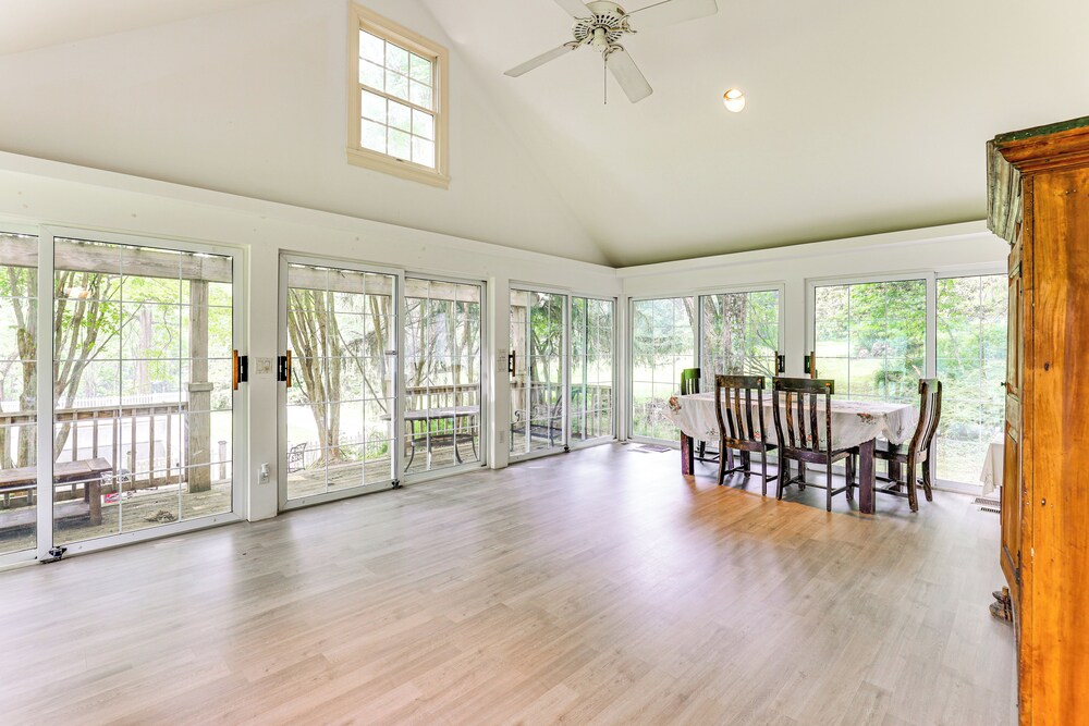 Near Shops & Parks: Dog-friendly Maryland Gem