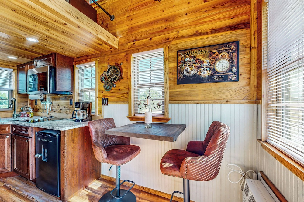 Charming Studio Cabin on the Ranch