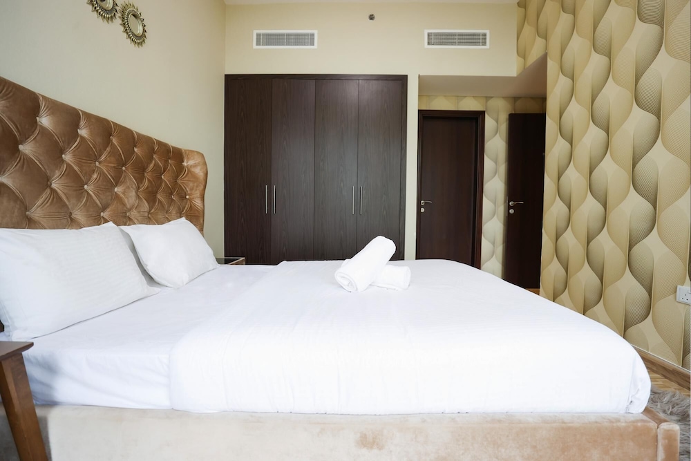 Elite LUX Holiday Homes - Ultra Stylish 2BR Thriving Community in Production City Dubai