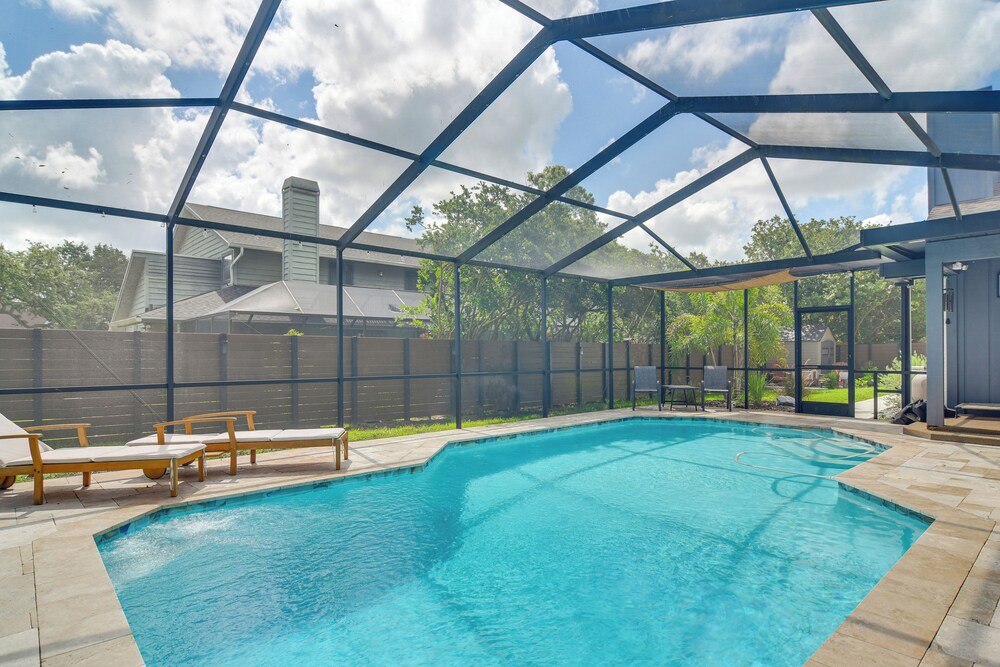 2 Blocks to Golf Course: Spacious Tampa Home!
