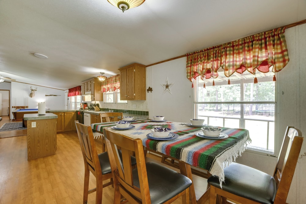 Play Games, Bike & Unwind: Cleveland Family Home!