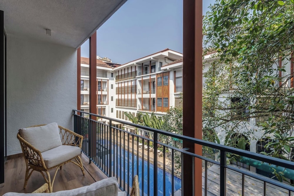 Hidden Gem Luxe Suite w Pool View - 1km to Beach