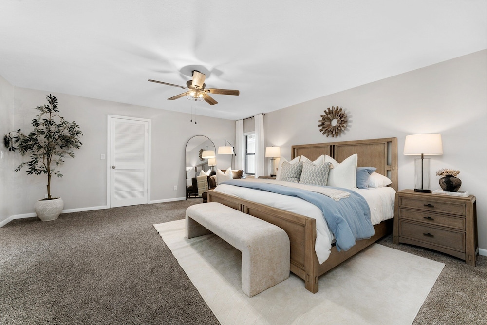 Designer Pet-friendly Retreat With Heated Pool 5 Bedroom Home