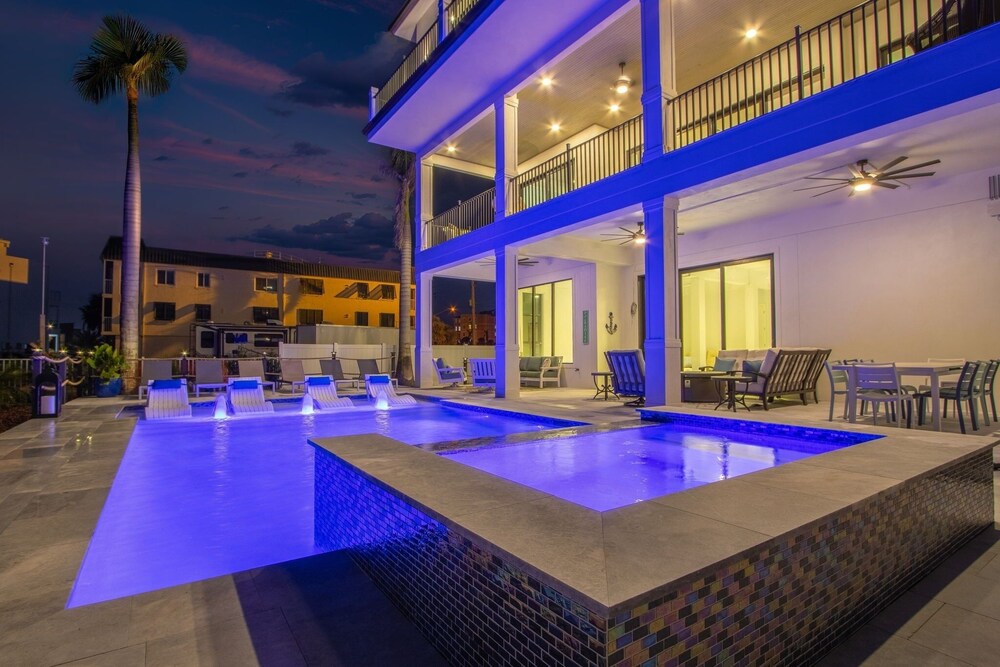 749 Paradise Pointe New Luxury Build 7 Bedroom Home