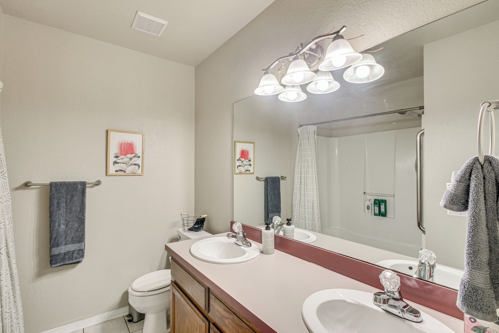 2 Mi to OU: Family-friendly Retreat w/ Patio!