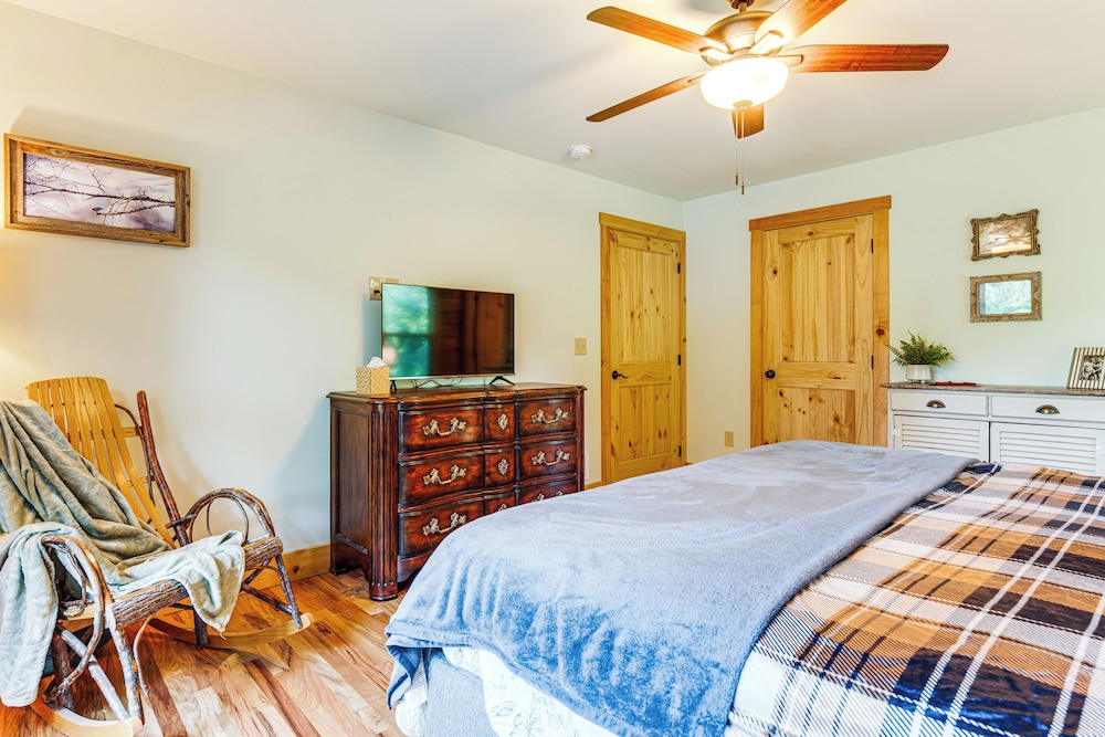 Secluded, Private! Forested Hendersonville Retreat