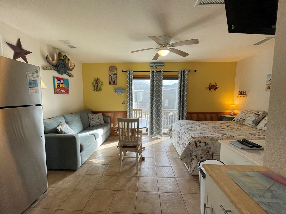 9 Nautical Nine Studio Bedroom Condo by RedAwning