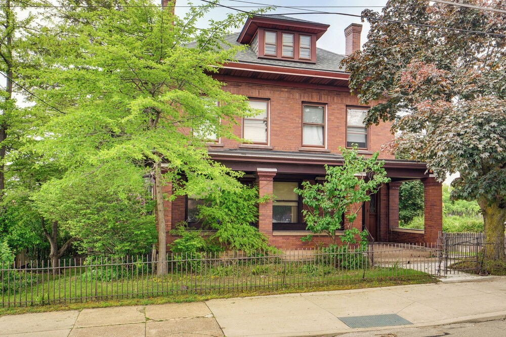 2 Mi to Lake Erie: Spacious Retreat Near Cafes!