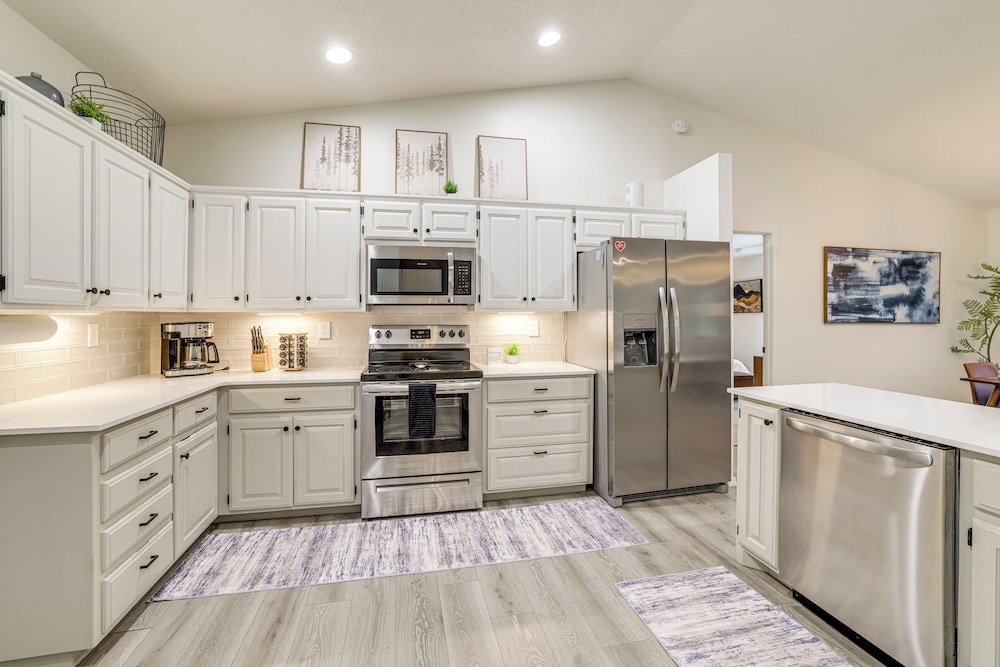 Bike, Golf, Swim: Modern Bella Vista Home w/ Deck!