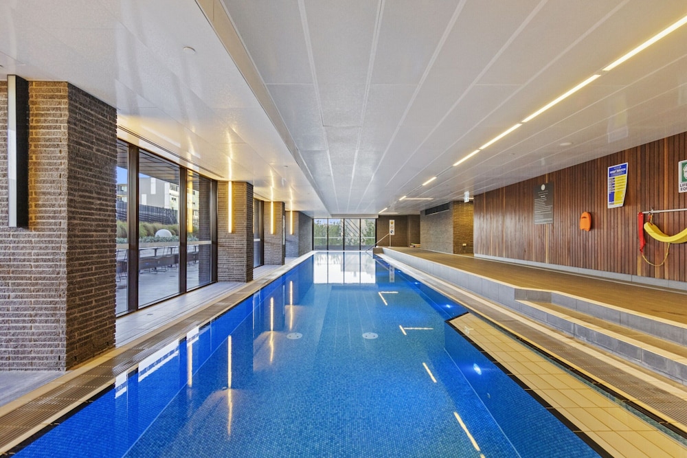 Chic 1-bed With Balcony Views and Amenities