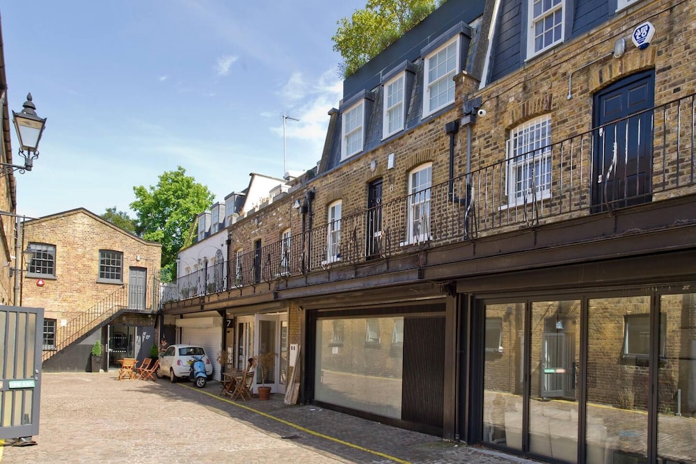Traditional 2-bed Apartment Notting Hill