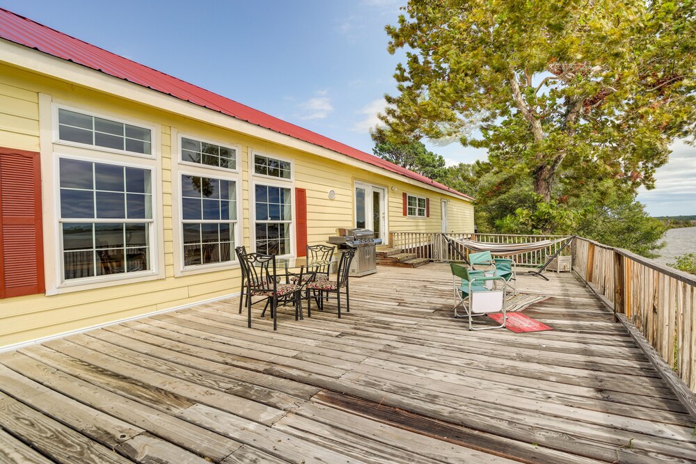 Pet-friendly Checotah Home w/ Deck & Lake Views!
