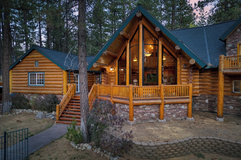 Pinetree Place by Avantstay Group Cabin w/ Hot Tub Minutes to the Lake