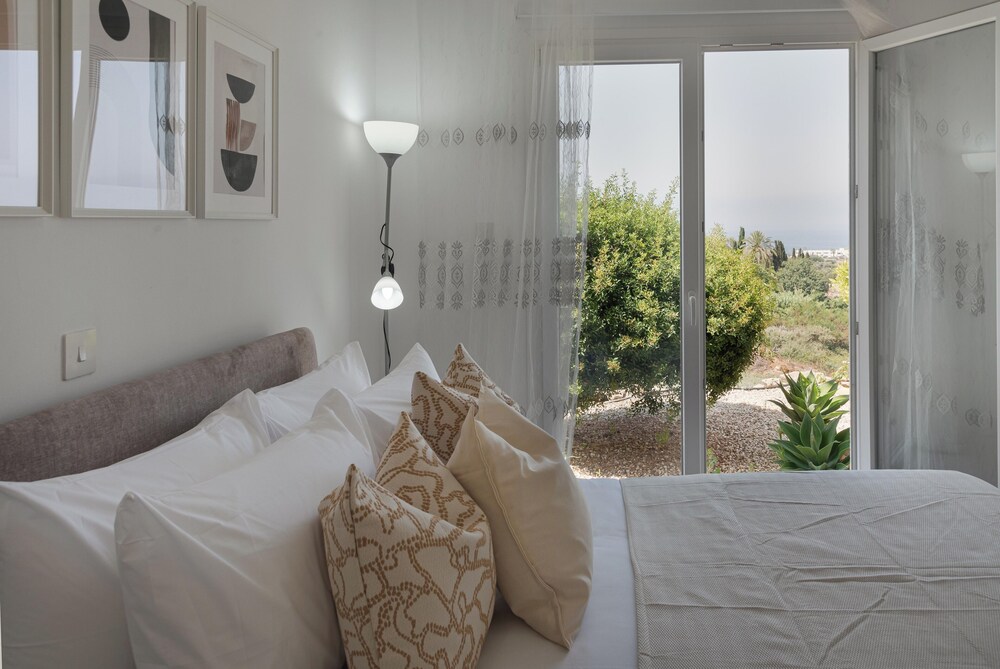 Phaedrus Living: Seaview Hilltop Maisonette