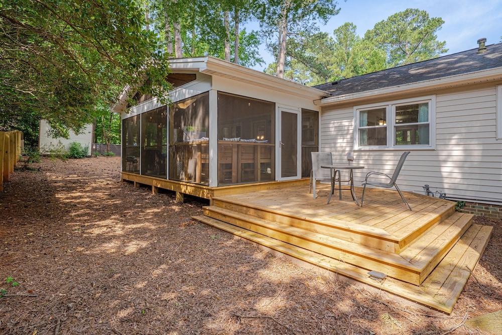 Relaxing Retreat Near North Hills & Downtown 3 Bedroom Home