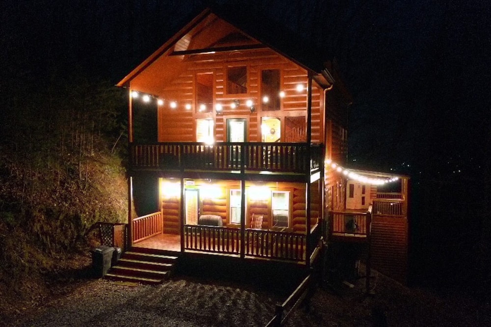 Beautiful Cabin w hot tub Sauna Pool Table