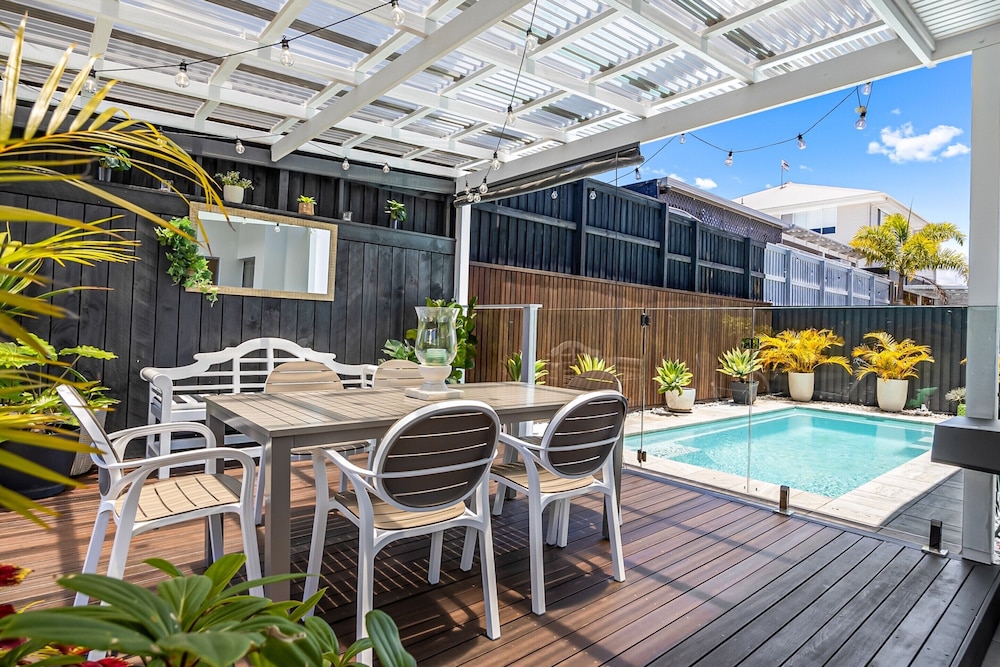 Premium 4-bed Coastal Escape With BBQ and Pool
