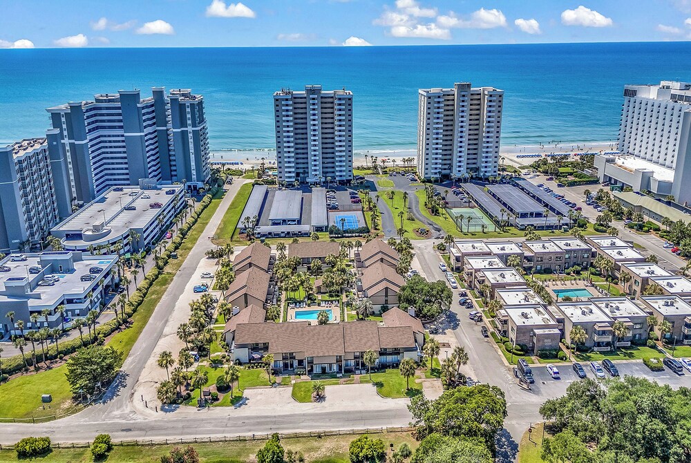 650 Feet to the Beach! Arcadian Shores Townhome