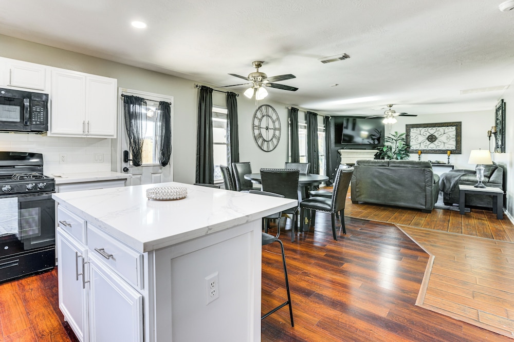 Solar-powered Home w/ & Game Room & Gym in Houston