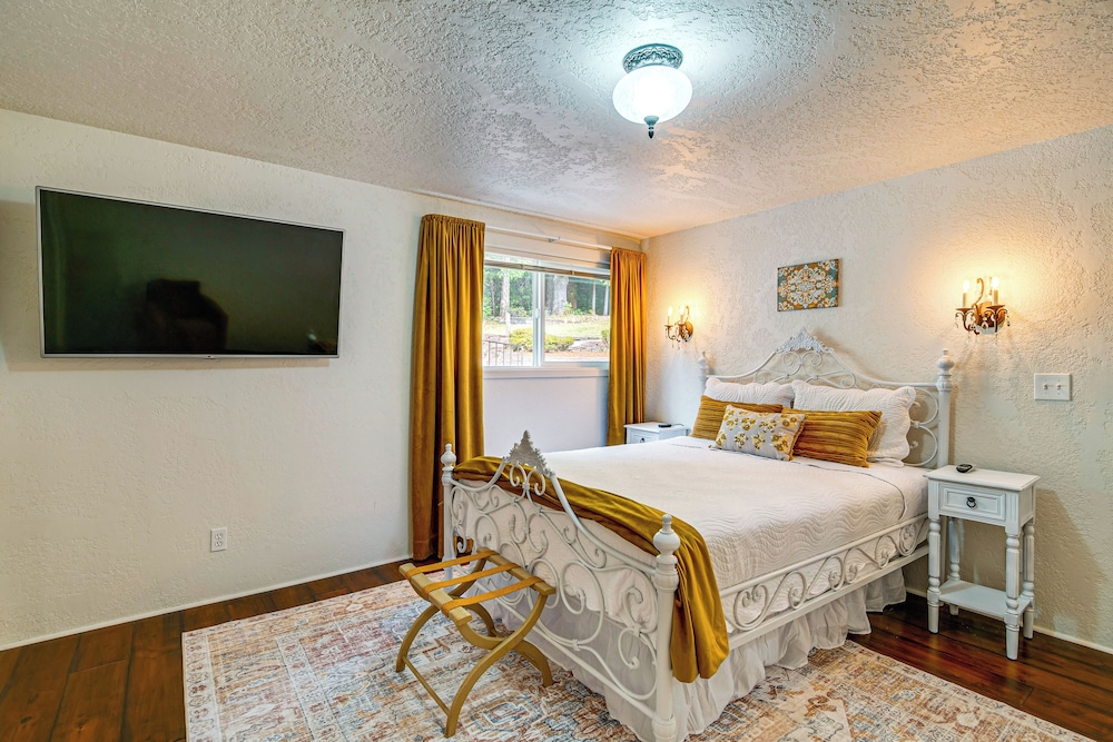 4 Mi to River: Umpqua Valley Villa w/ Fire Pit!