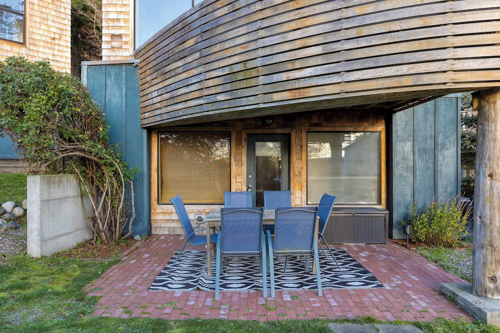 Deck Views, Fire Pit, Pool, 3 Mins to Beach Madrona Tree Retreat by Avantstay