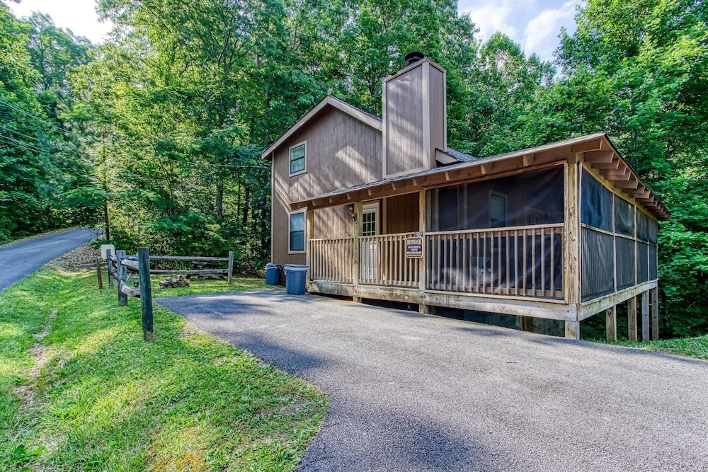 Nature's View - Enjoy Nature At Its Best! 3 Bedroom Cabin by RedAwning view 5