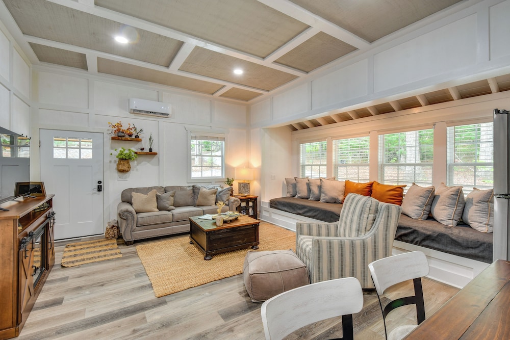 6 Mi to Helen: Romantic Georgia Cottage Hideaway!