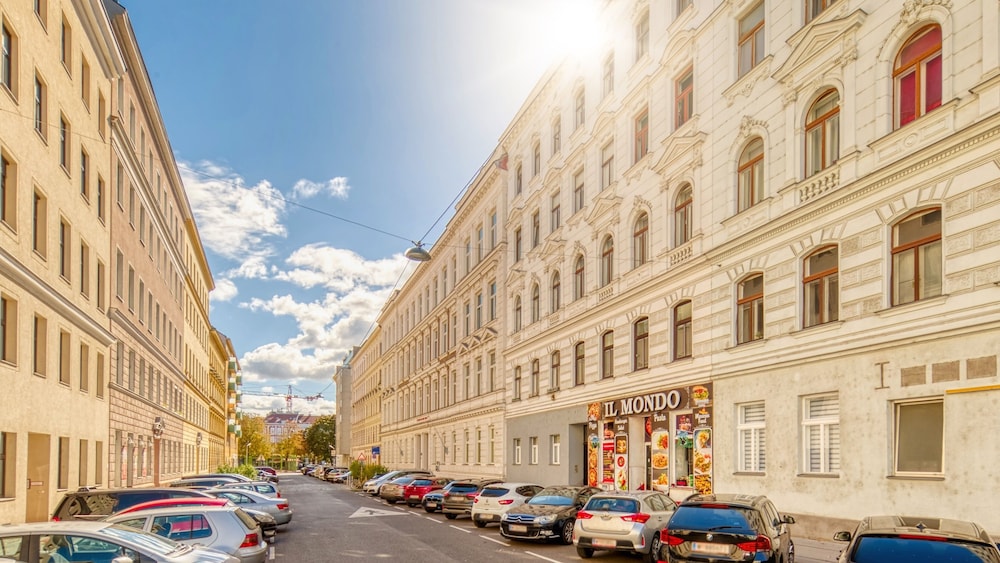 Designer Apartment - 5 min to Center