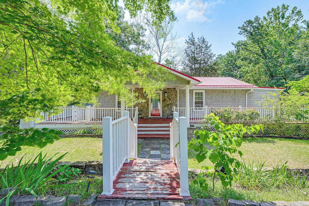 Smith Mountain Lake Cottage w/ Dock + Fire Pit! view 4