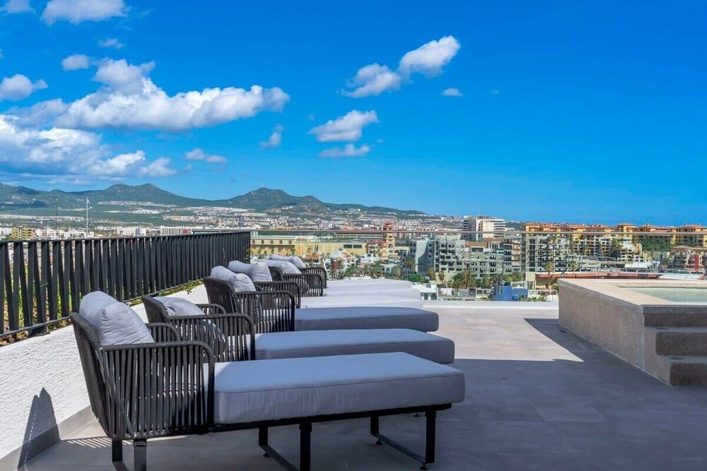 New 1BR Condo Near Marina and Downtown - Pool