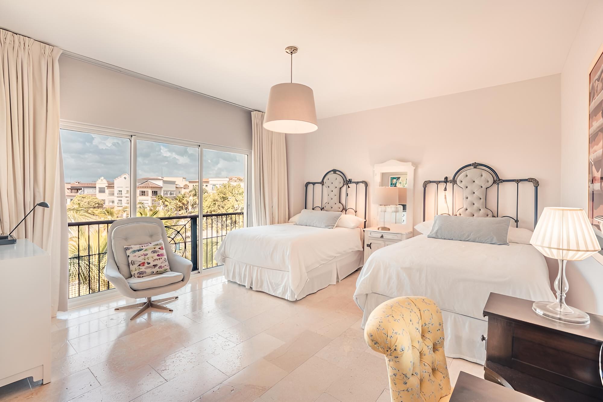 Open and Bright Beachfront Apt at Aquamarina F34 view 2