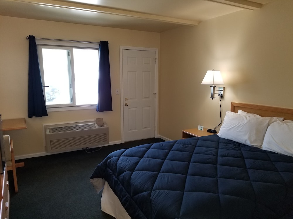 Captain's Quarters Motel - Property Image 43