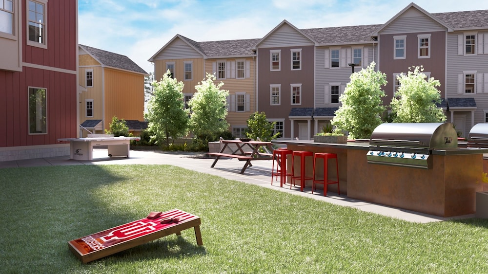 Stunning 4-BR Houses with On-Site Pool view 5