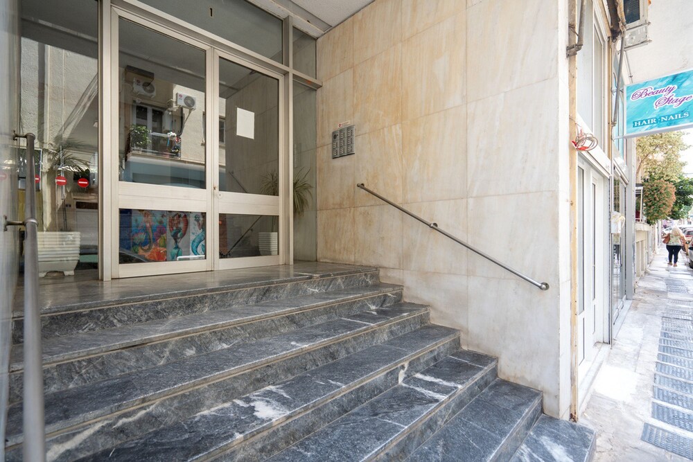 LIV - Artistic Rooftop Apartment in Pagrati