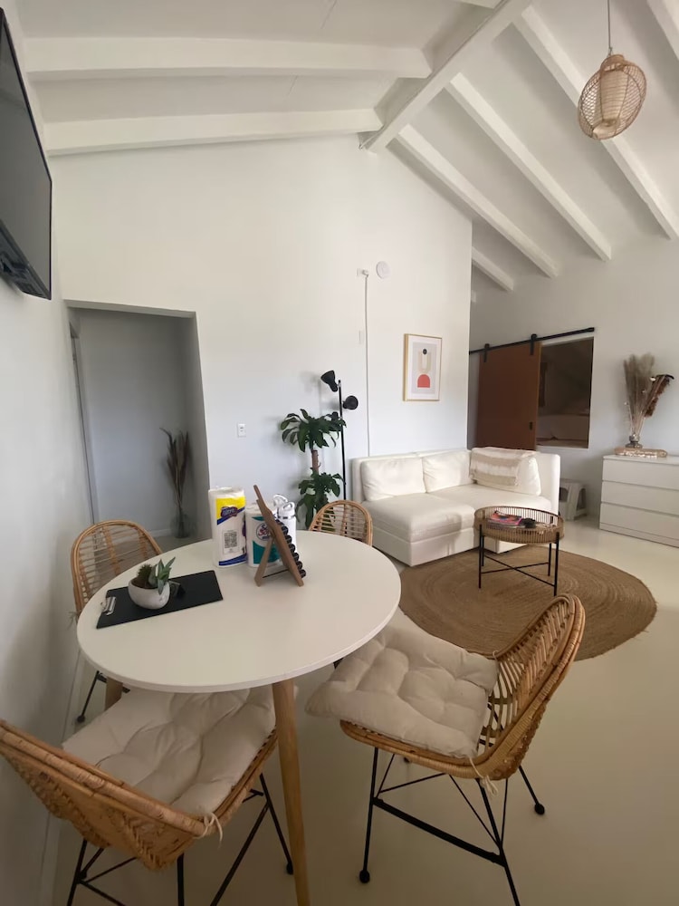 Palm Beach Vacaysuites - Coconut Suite - Top Floor
