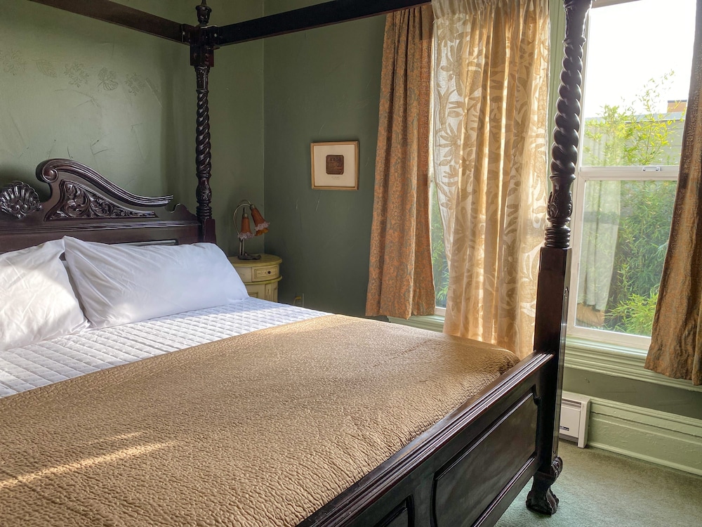 Upstairs at Thevictorian - Lush Walkable and Dog-friendly Retreat - Steps From Downtown Bellingham