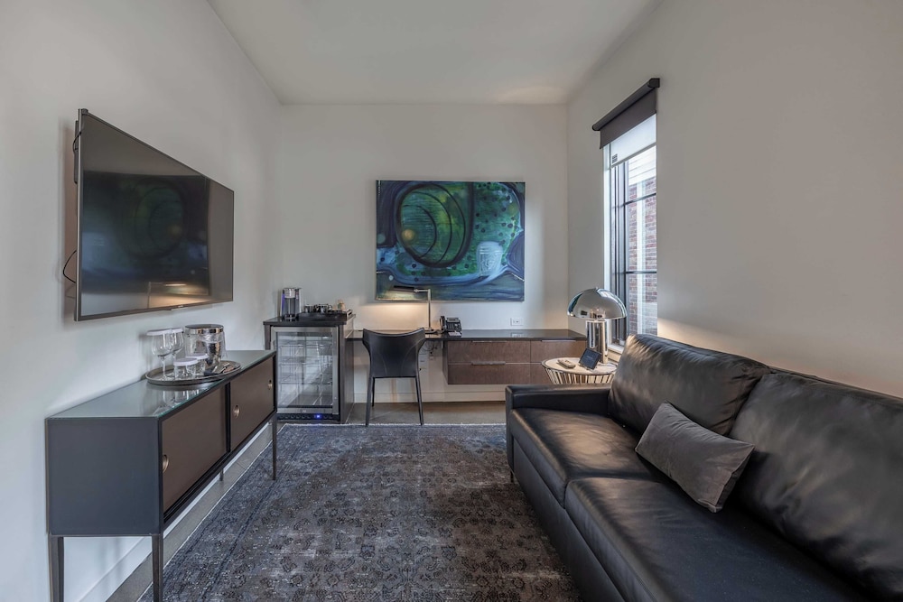 121 Hotel Floor 1 & 2 by Avantstay Sleeps 34, 10 Units in Nashville