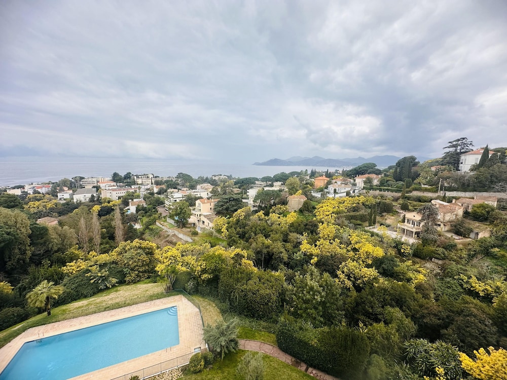 Large Light and Modern 2 Bedroomed Apartment in Cannes With Sea Views Pool and Lovely Terrace - 1503