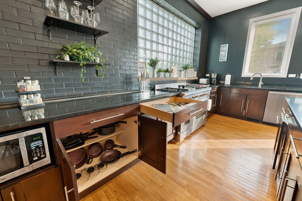 Spacious Luxury Retreat 8 Bed Oasis With 6 Baths