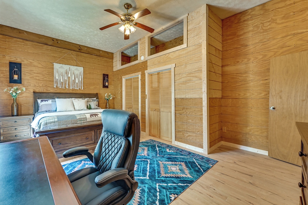 Ohio Hunters Cabin w/ Pond Access: Pets Welcome!