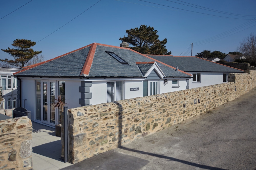2022 Brand New Stylish Flat in Central Hayle