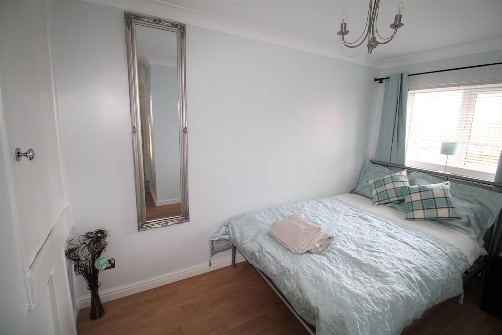 2 Bed House - Sleeps 4 - Parking - Pets - Garden view 4
