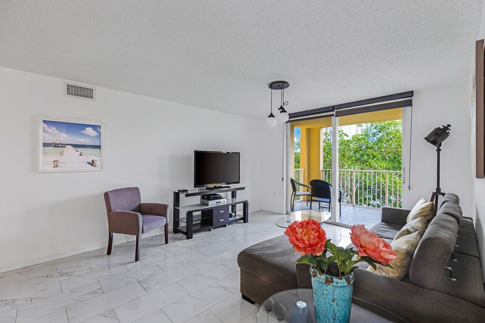 Modern 2 Bedroom Condo in Aventura view 4