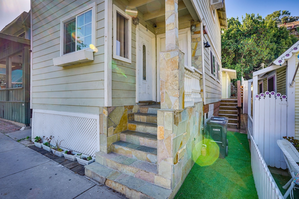 Avalon Cottage < Half-mi to Beaches & Crescent Ave