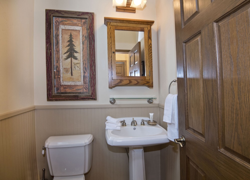 Alpine Creek #6 4 Bedroom Home by RedAwning