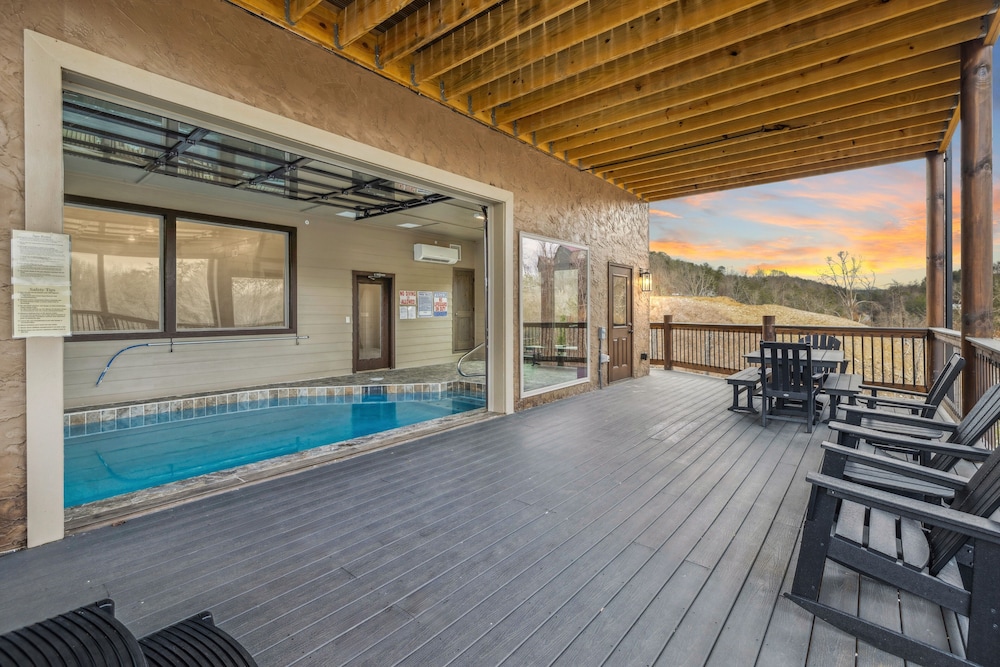 Grand Splash Lodge 6 Bedroom Cabin