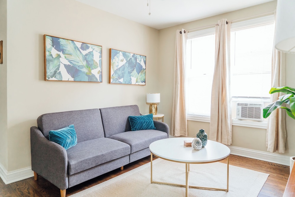 Homey 2BR - Central Charming