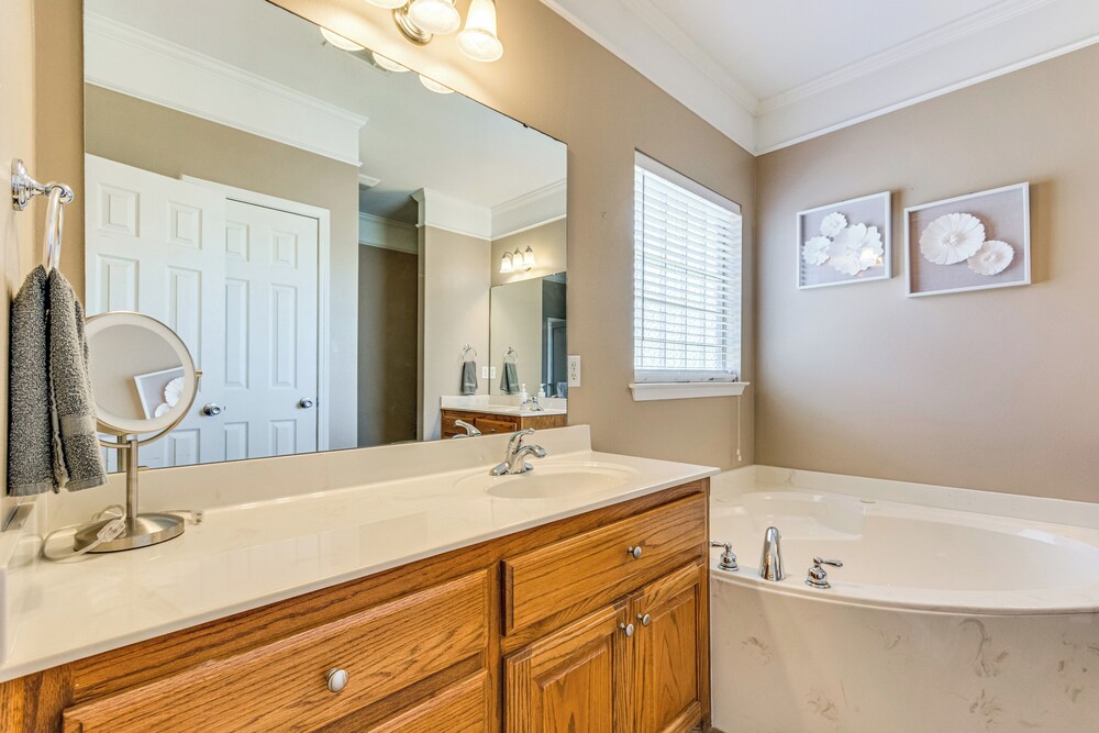 11 Mi to Dtwn Little Rock: Home w/ Large Deck!