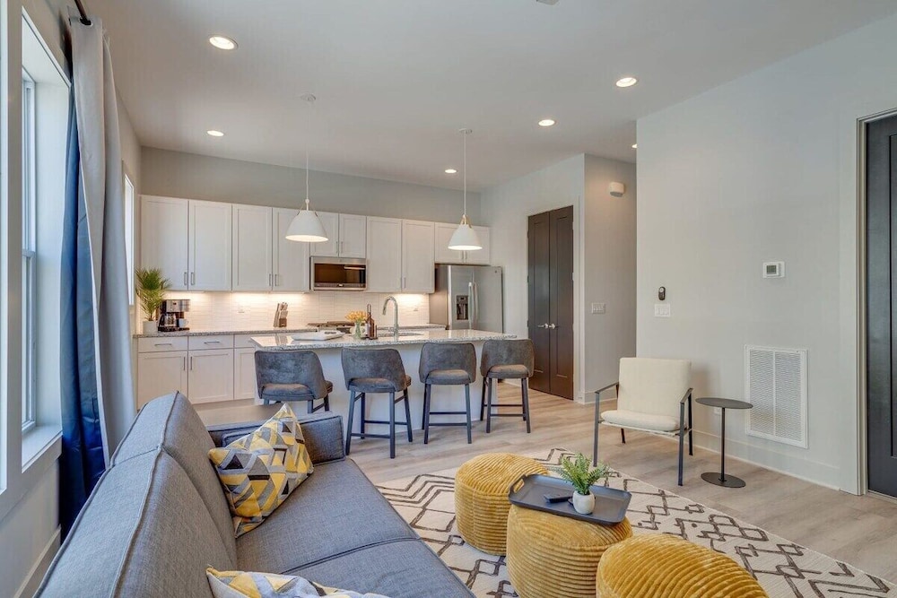 East Nash Oasis - 13 Beds - Going Fast