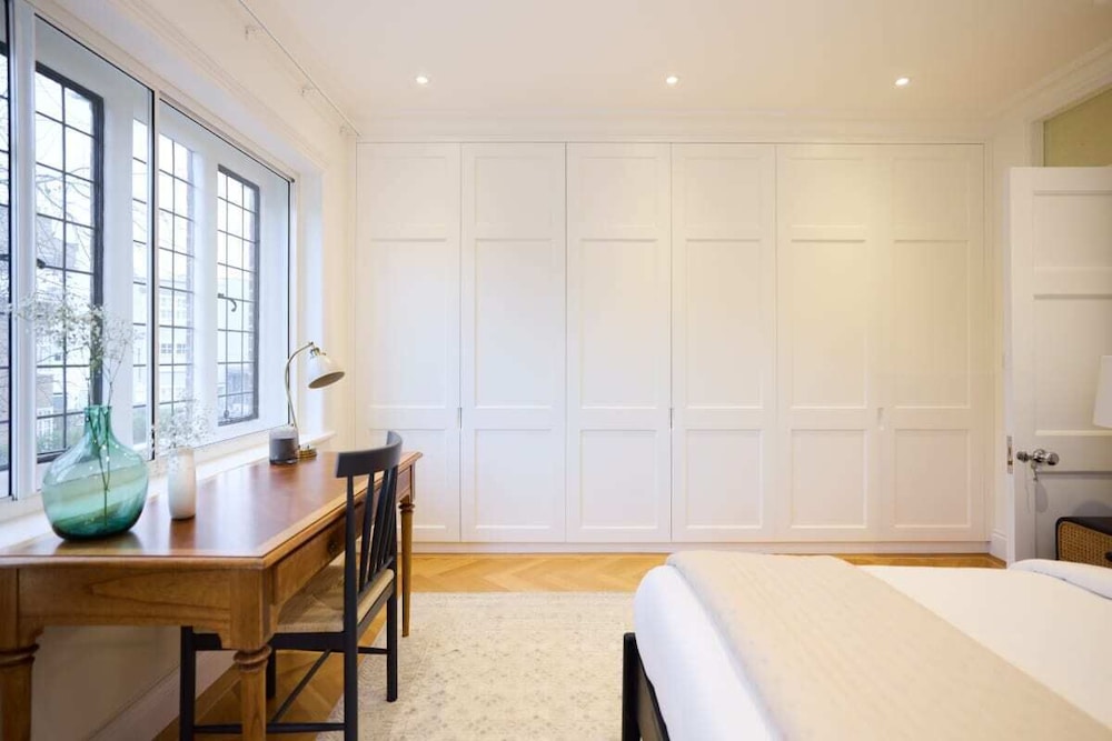 The Charm of Chelsea - Modern 4bdr With Shared Courtyard